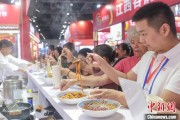 便是缘尽“嗦粉”经济火热 中国多地“食力”出圈